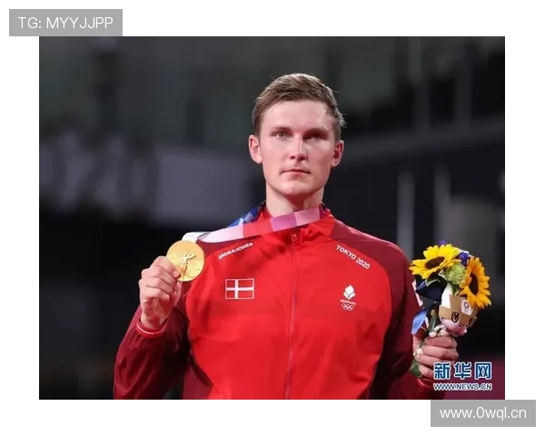 朋友群刷到安赛龙那张：训练服拎泡面，手腕却戴着一块大表，我这心态崩了