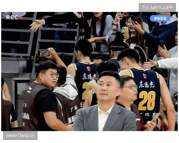 在激烈对抗中如何避免被吹罚拉人犯规？